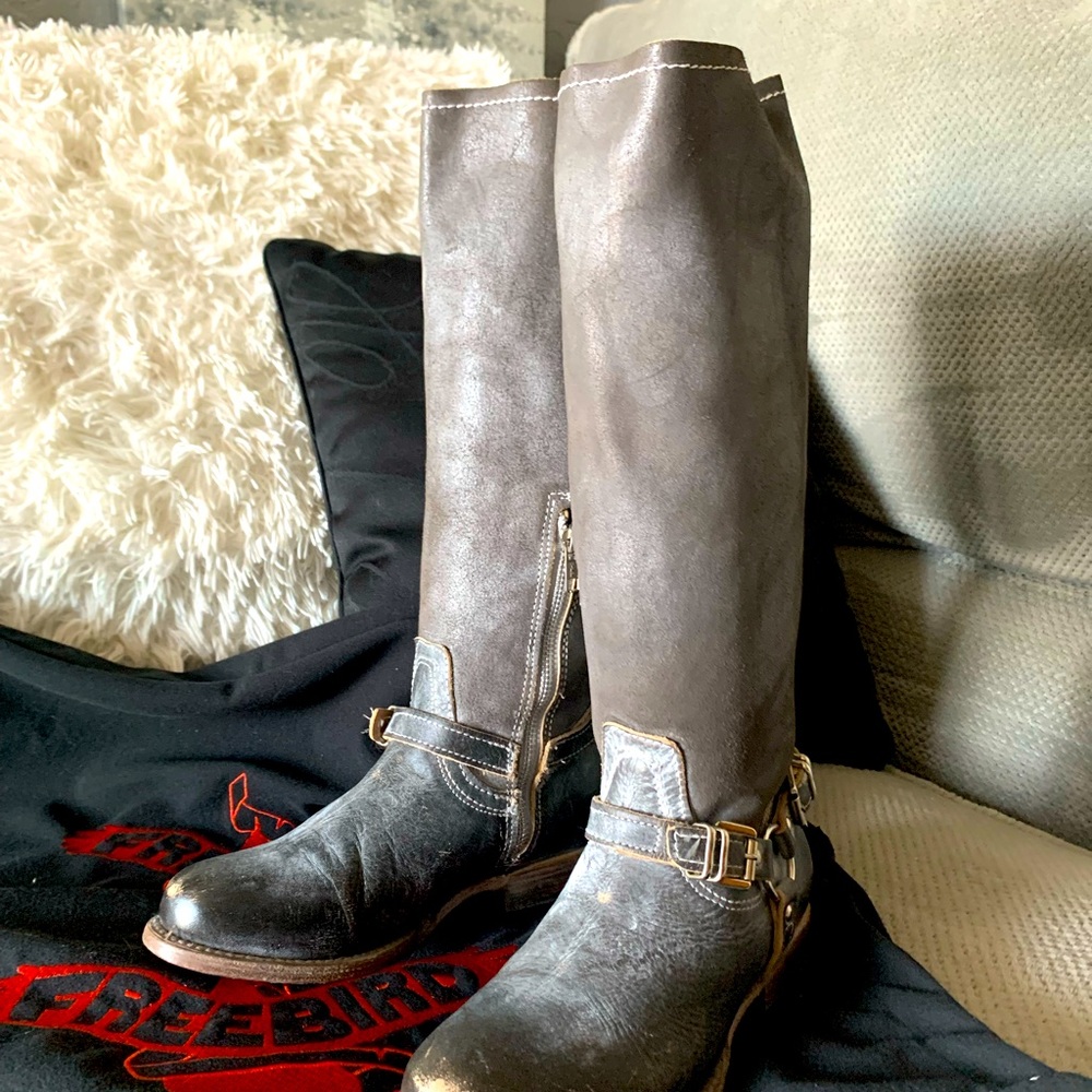 Freebird boots Raleigh size 6. Gray tall (knee) comes with box and dust bags
